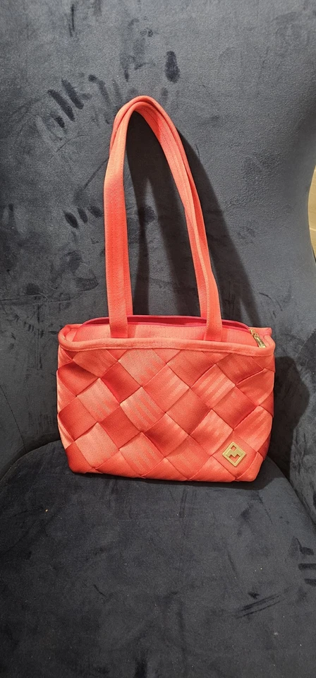 Cartera única brillante con correa para el hombro para mujer con cinturón de seguridad PInk Maggie's Foto 2 de 4