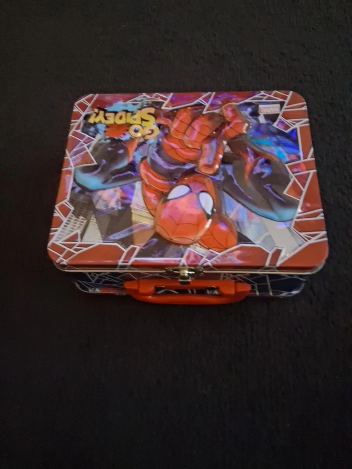 Marvel Ultimate Spider-Man Collectible Embossed Tin Lunchbox & 48 pc Puzzle 2013 - Image 3 of 4