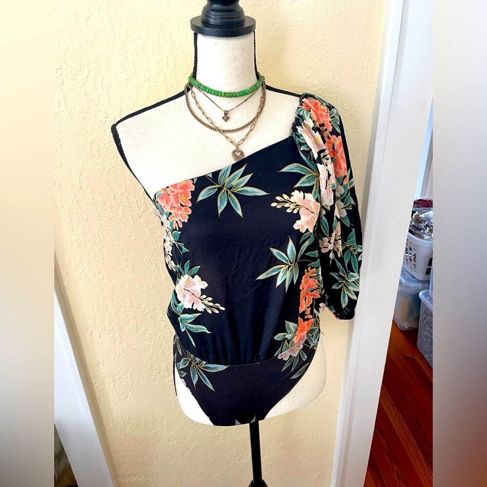 ZARA NWOT Hawaiian Floral PUFFY SLEEVE OFF SHOULDER BODYSUIT Size Medium thumbnail 2