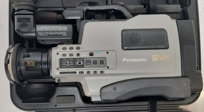 Panasonic AG-456 S-VHS Reporter 12x Zoom Camcorder w/ Case