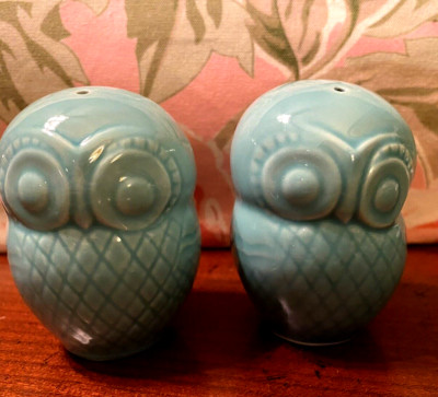 TWO SALT AND PEPPER OWLS AQUA/GREEN ROUND HEADS EXCELLENT, UNUSED