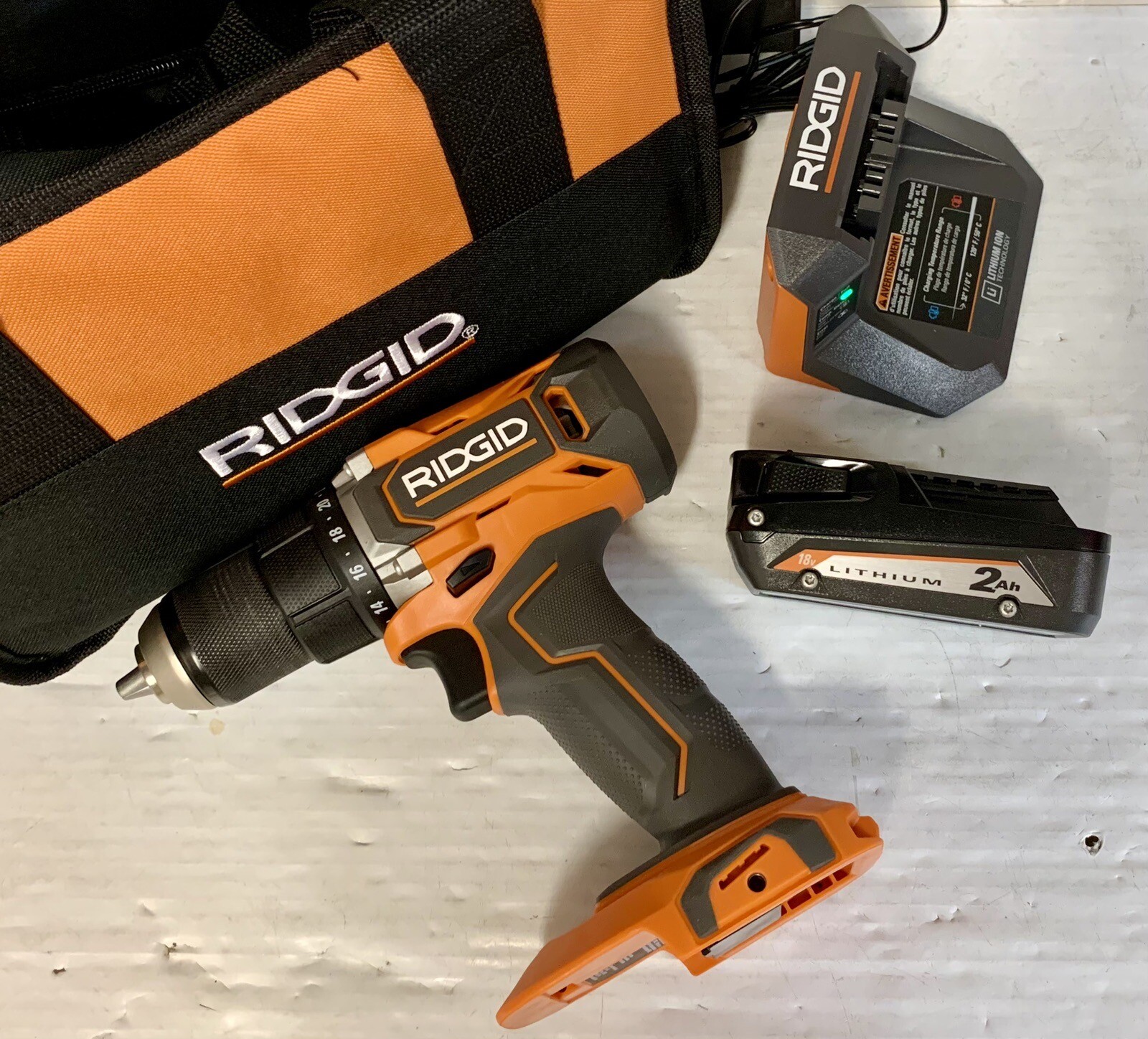 (1) RIDGID 18V Volt Drill/Driver Kit With R860010, R860093, and