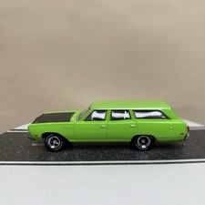 Greenlight Estate Wagons 1970 Plymouth Satellite Wagon Green/Black Hood 1:64 NM