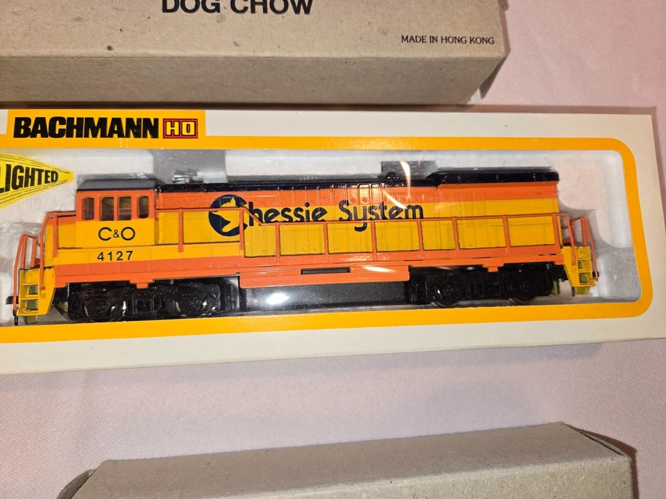 Bachmann Vintage Complete HO Train Set - 2 locomotives, 4 cars, track, scenery - Image 2 of 4