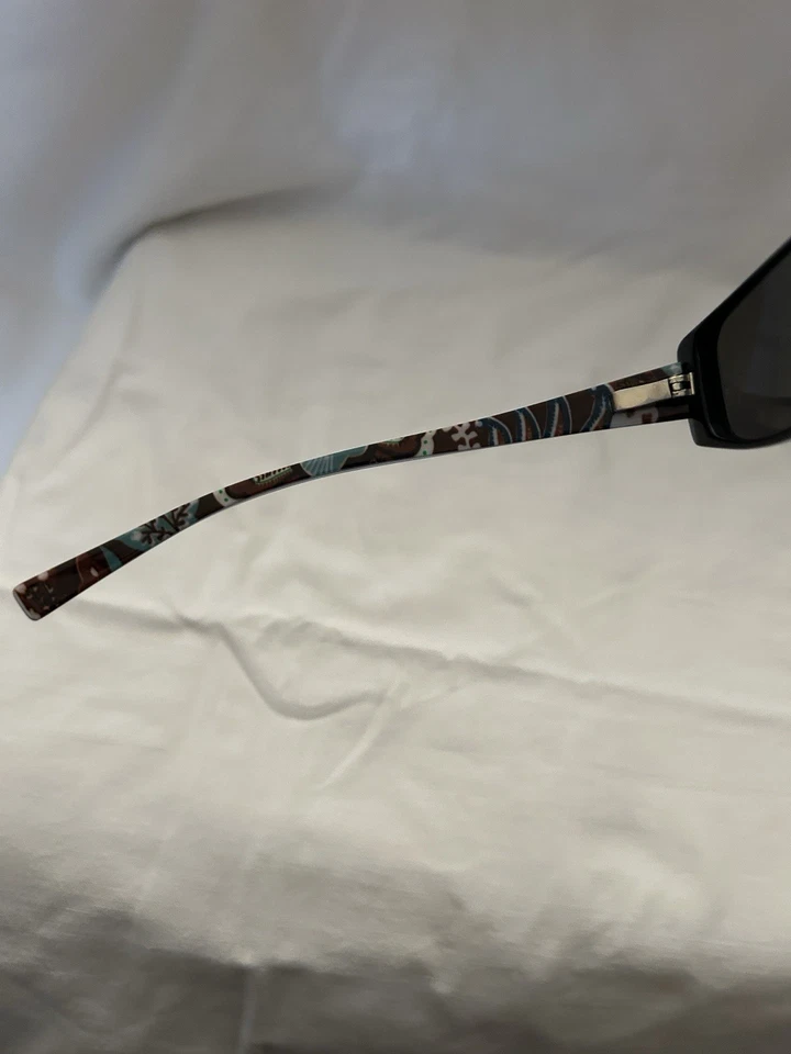 Gafas de sol Vera Bradley negras/azul claro con templos estampados Foto 3 de 4