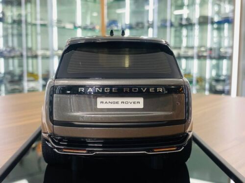 MotorHelix Range Rover Autobiography 2022 – 1/18 Resin, Grey Silver, Ltd.Edn. - Picture 5 of 8