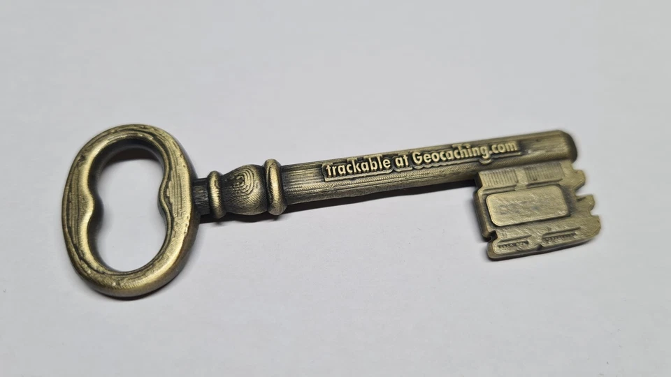 Geocoin DSBM - Der Trackable zum Geocache "Aufgeschlossen?!" - Bild 2 von 3