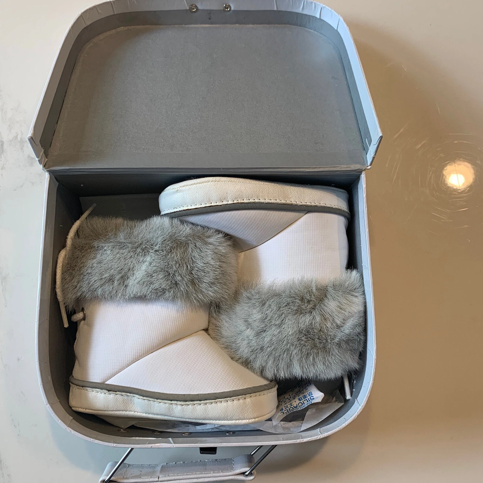 EUC authentique baby Dior enfants bébés bottines fourrure logo blanc 18