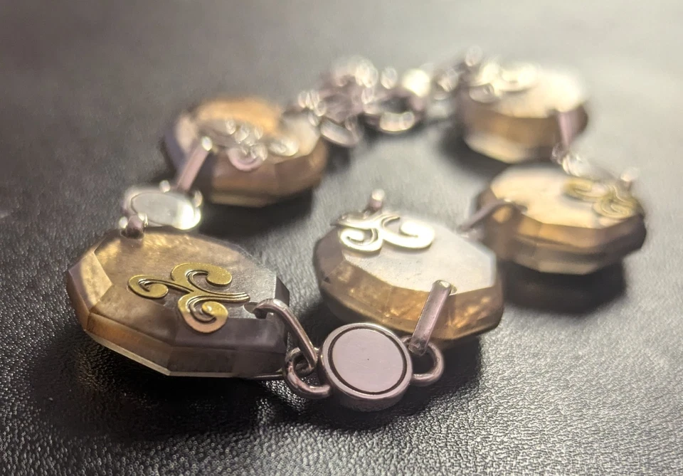 Pulseira de Colecionador Brighton - Rolo de Prata Brilhante Tom Dourado, Concha de Verão - Imagem 2 de 4