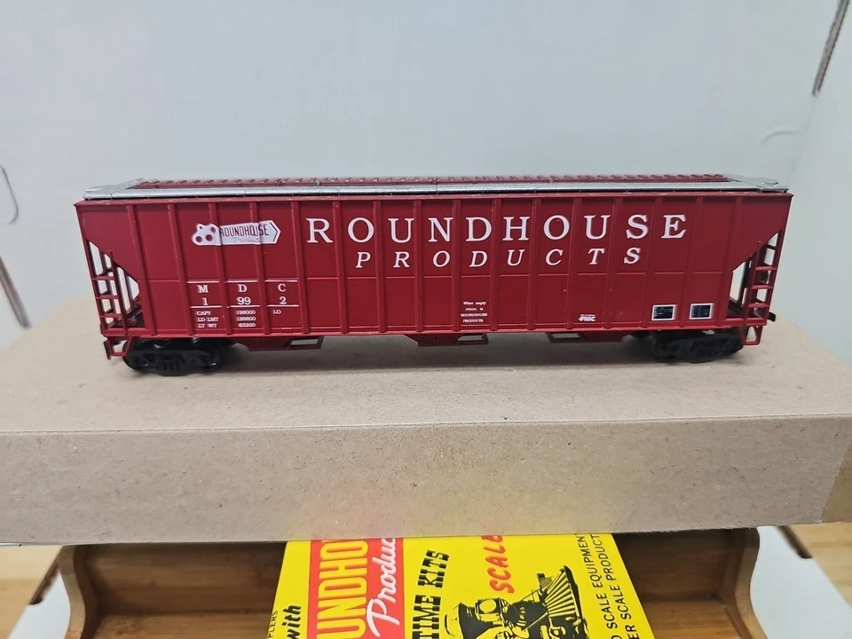 Roundhouse HO Scale 50' FMC Covered Hopper #7725 - Image 4 of 4