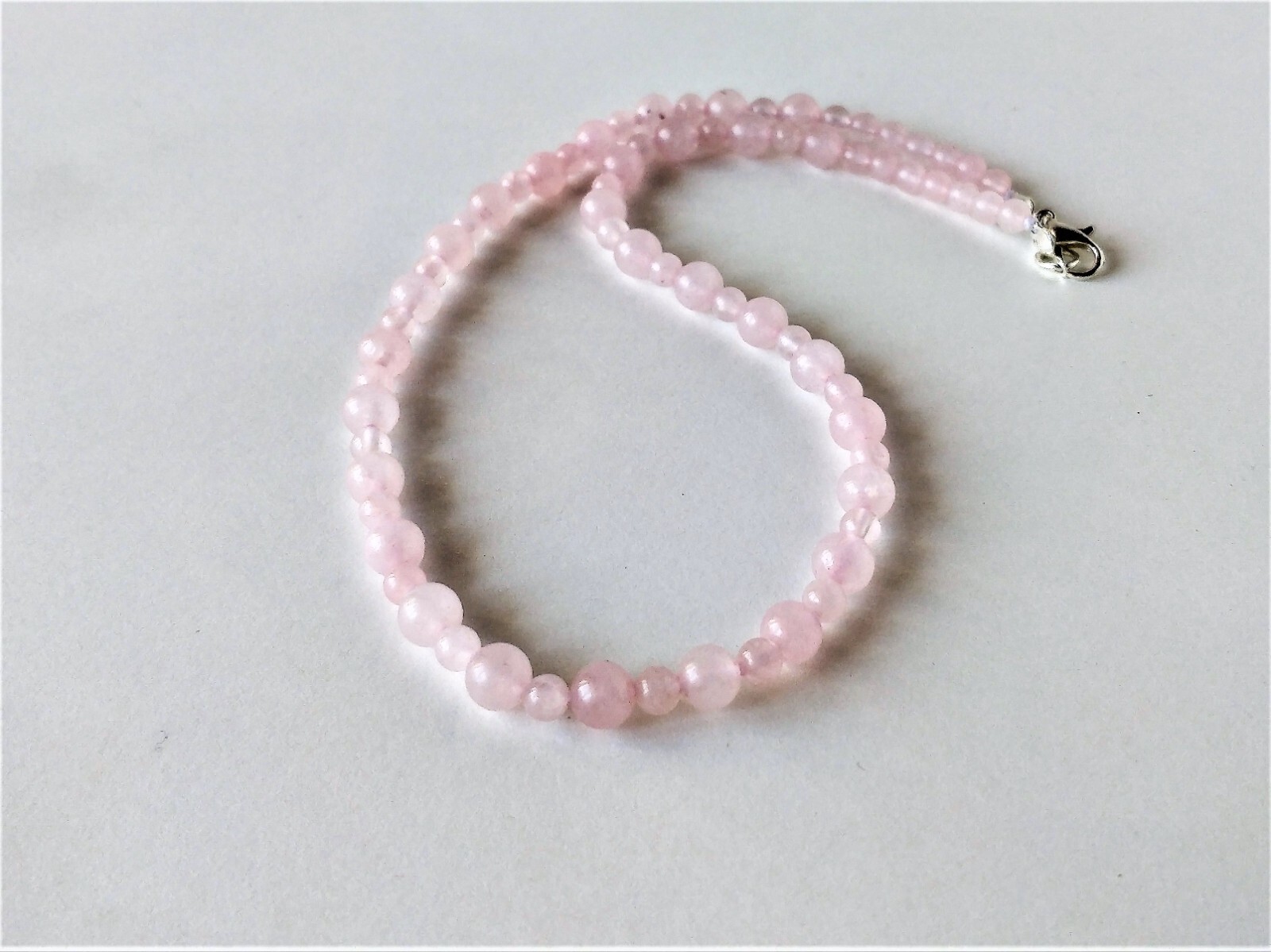 Collier quartz rose 40 cm en pierres véritables taillées avec précision