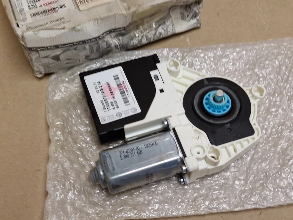 Seat Altea 5P Leon 1P Passat CC Front Right Window Motor 1T0959701AG Z1A Genuine - Image 3 of 4