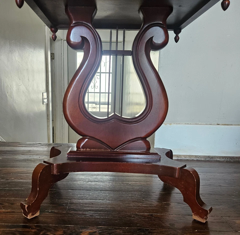 Antigua mesa auxiliar de caoba y mármol blanco macizo con base de arpa Foto 3 de 4