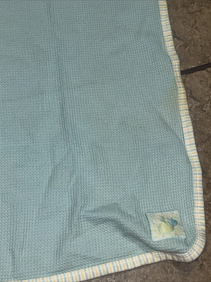 Cobertor térmico Tykes By Carters waffle tecido abelha bebê 29x32” azul - Imagem 2 de 4