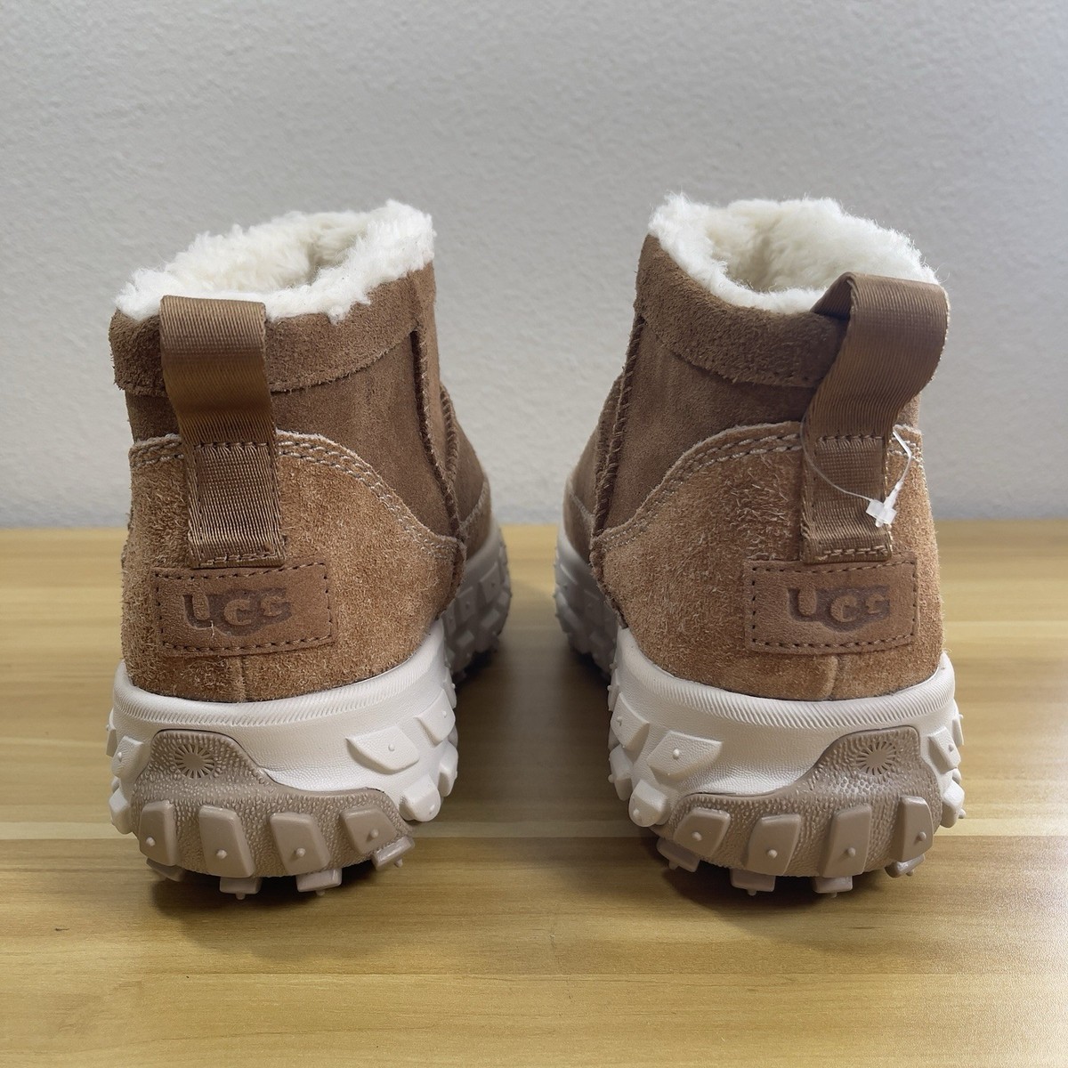 UGG Venture Daze Ultra Mini Boots Men 11 / Women 12 Chestnut