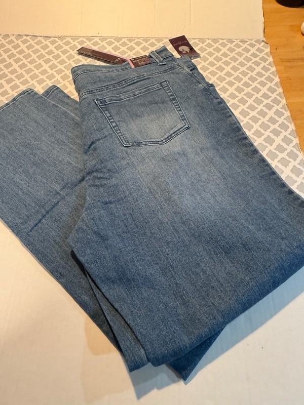 Womens size 16A gloria vanderbilt Jeans NWT #118 MED wash