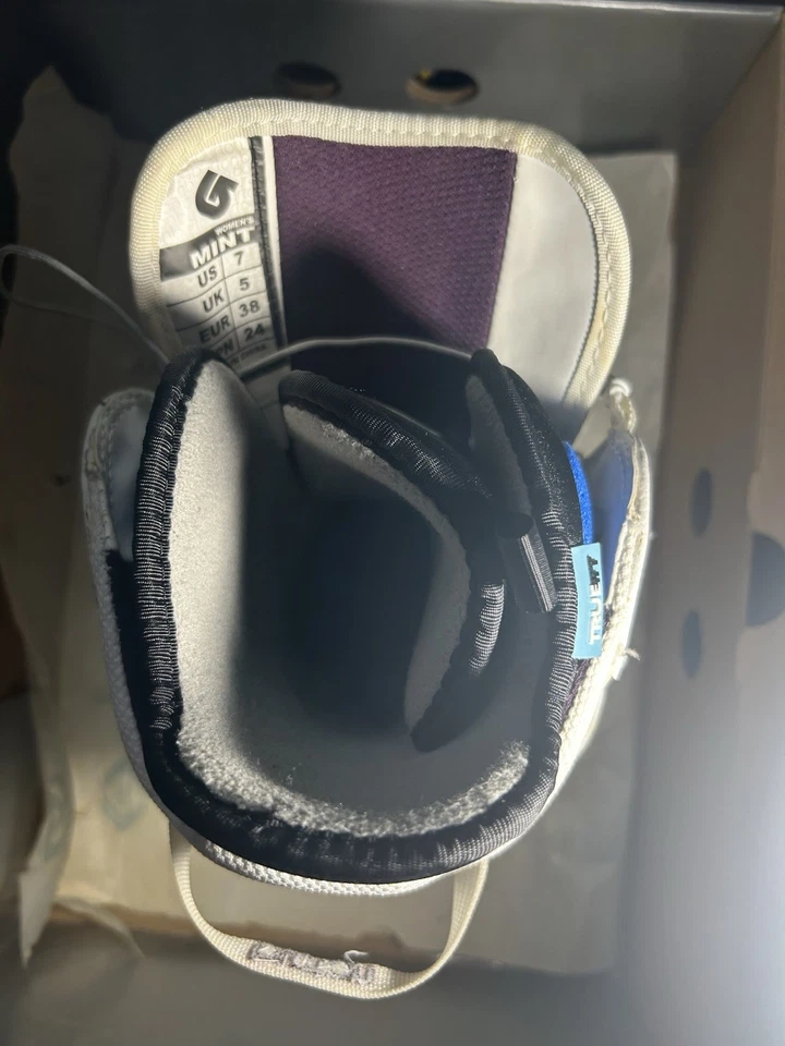 Beautiful “Burton Mint Ski  Boot” Size 7 White/Plum. Excellent Condition. - Image 4 of 4