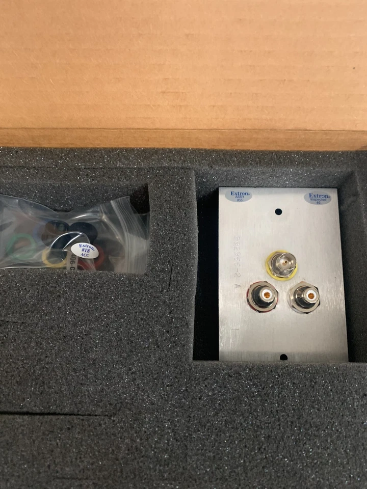 LOT OF 2  EXTRON ELECT COMPOSITE A/V WALL PLATE 60-789-11 - Image 2 of 3