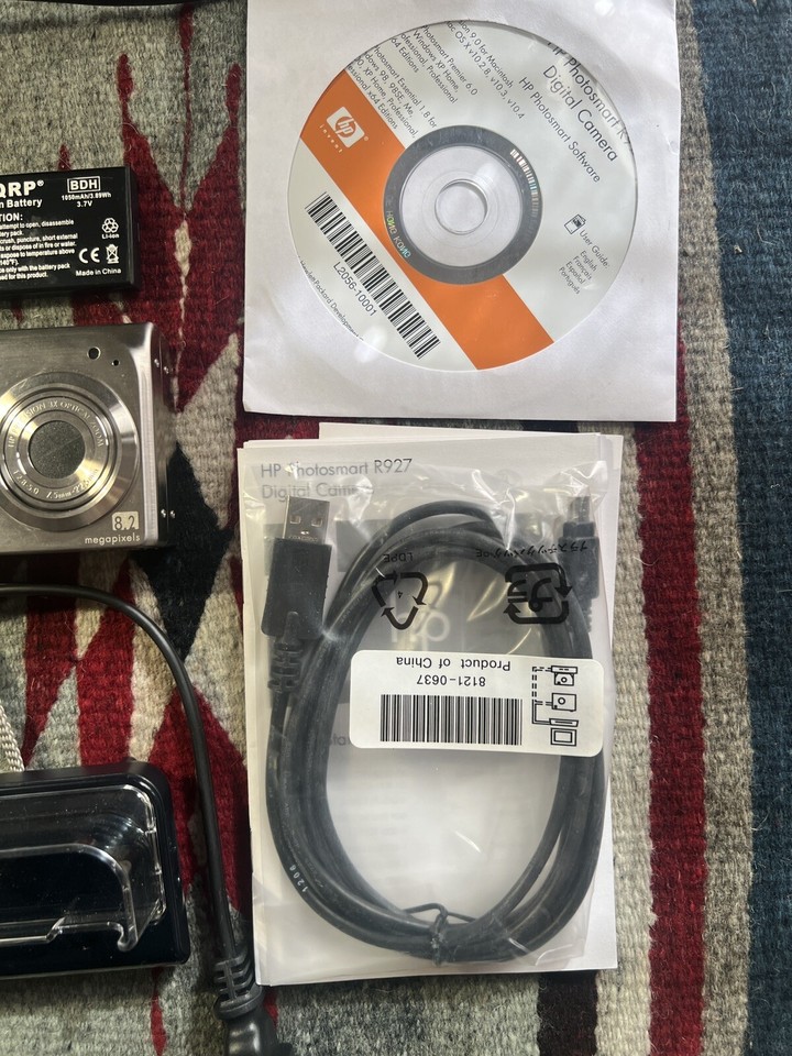 HP Digital Camera Photosmart R927 8.2MP Silver w/Battery, Charger