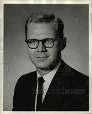 1958 Press Photo David H. Armbruster, Sales Supervisor of RCA Whirlpool Corp.