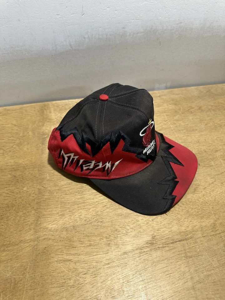 Gorra de colección Miami Heat Drew Pearson Jagged Edge años 90 NBA SnapBac roja negra CM Foto 4 de 4