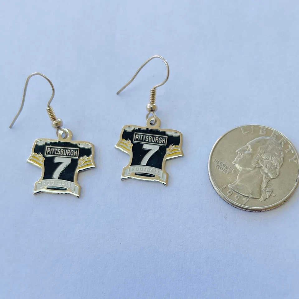Pendientes con dije de jersey de Ben Roethlisberger de los Pittsburgh Steelers Foto 4 de 4