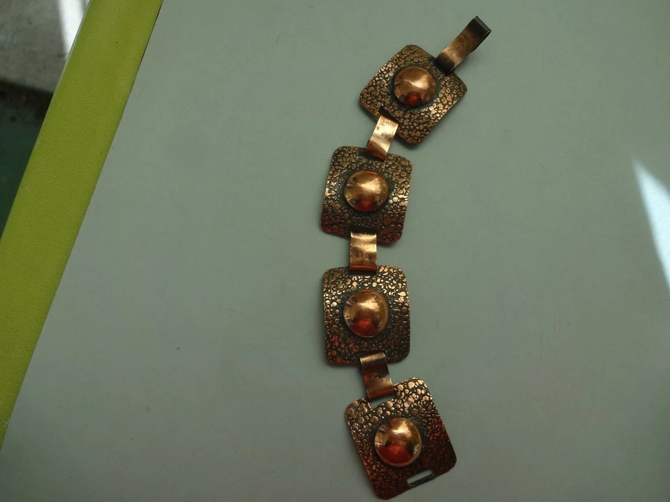 BRACELET MANCHETTE CUIVRE ROUGE VINTAGE 4 PLAQUES CARREES BOMBEES, 16,5 CM - Photo 2/4