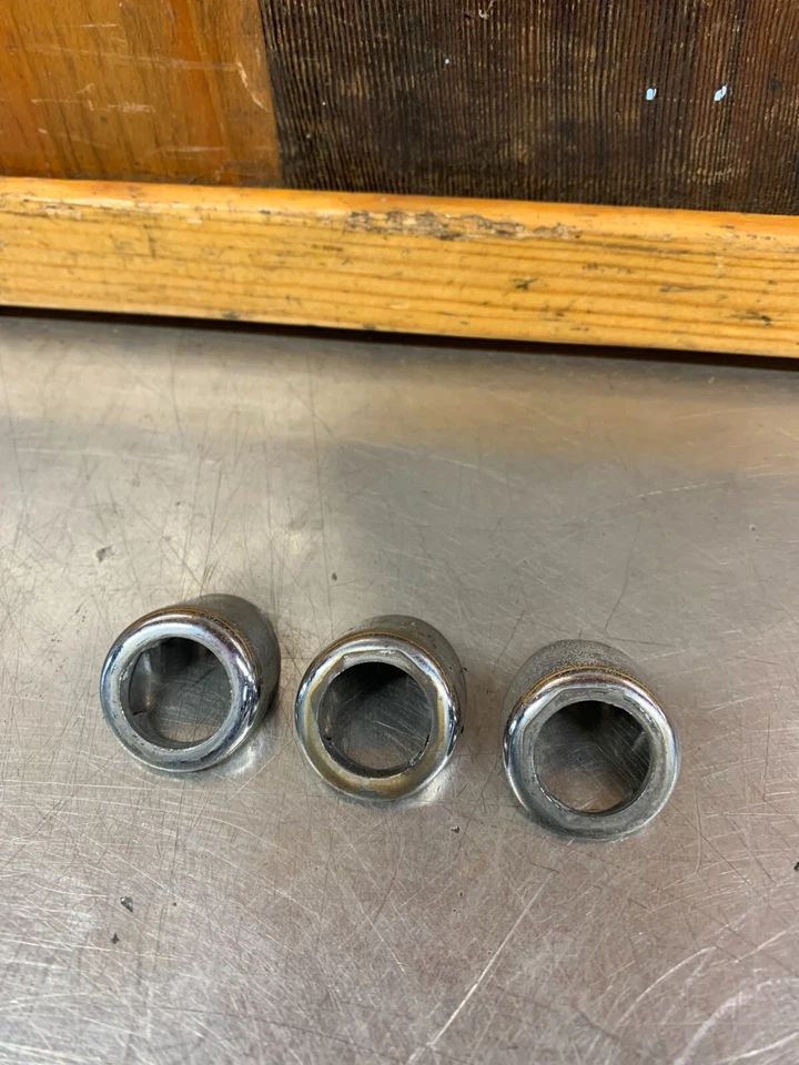 MG MGB • Conos de acabado de brazo limpiaparabrisas originales (x3) y tuercas. Usado.KMG1229 Foto 3 de 4