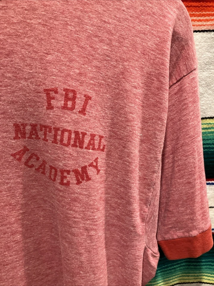 Camiseta Timbre Academia Nacional FBI Vintage Años 60 70 Mediana 20.5x26 Artex EE. UU. Foto 2 de 4