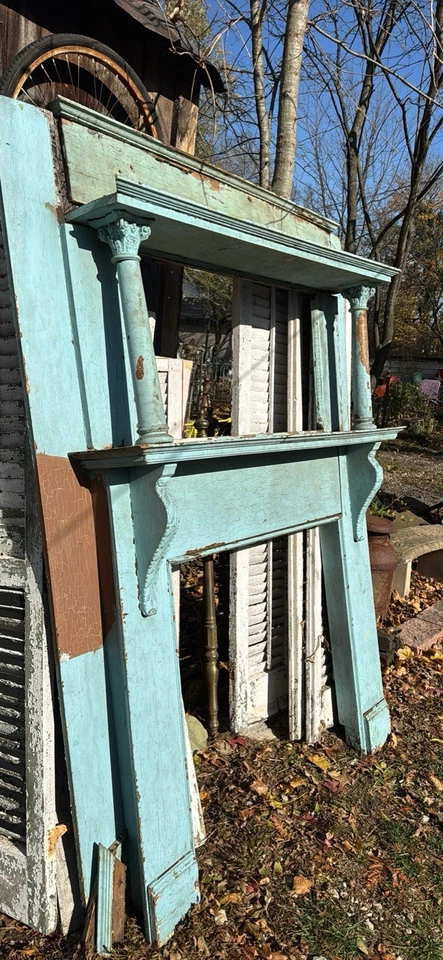 Columnas antiguas de manto de chimenea de granja azul en mal estado Foto 3 de 3