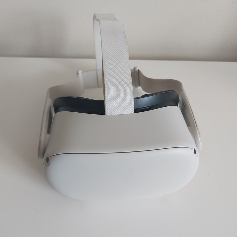 Oculus Quest 2 Headset & Case Only Working Condition Read Description