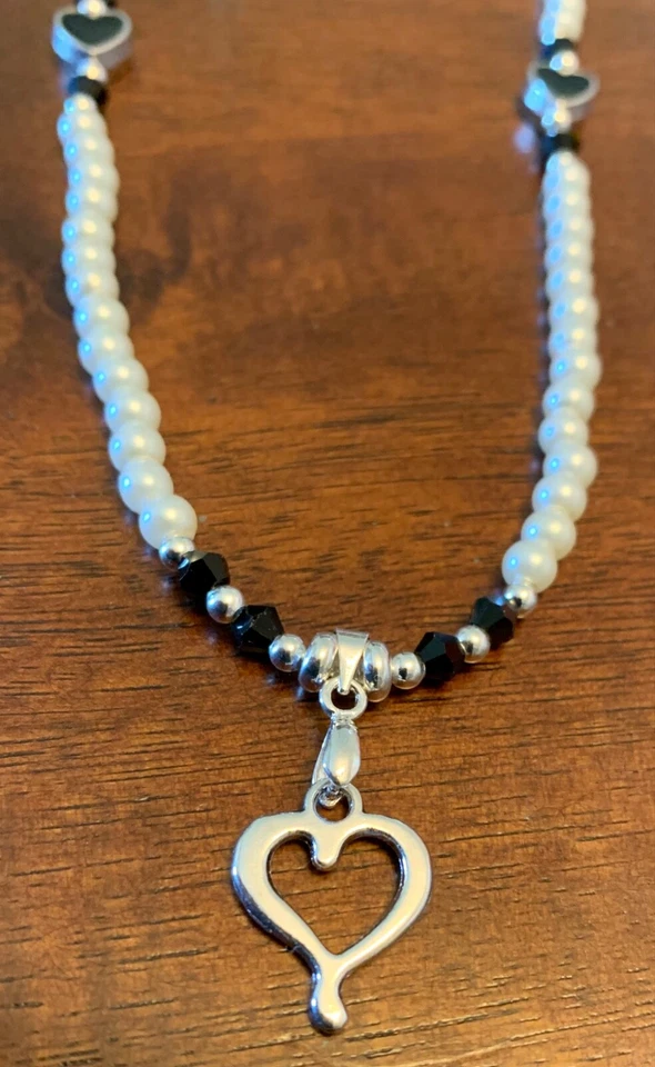 Collar de cristal bicono negro/perla de vidrio de 20" con dije de corazón de plata tibetana Foto 2 de 4
