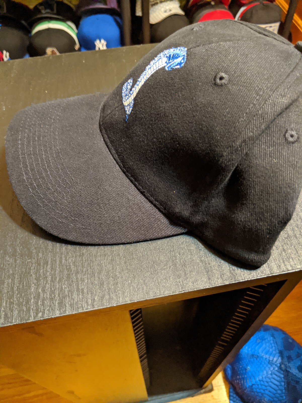 Casquette Shelby Cobra Officielle – Rouge à Rayures Noires – Lowsportgear.com – Neuf Avec étiquettes