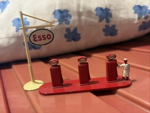 VINTAGE MATCHBOX MOKO LESNEY ESSO GAS STATION ACCESSORY PACK NO. 1 Toy