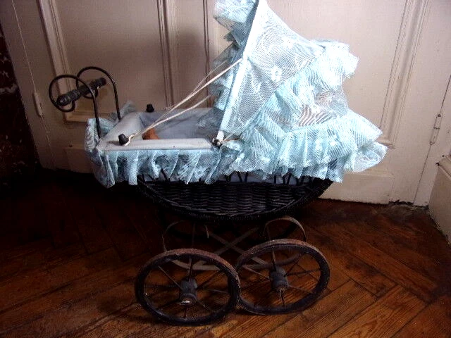 Jolie poussette ancienne avec baigneur, années 40/50 - Photo 4/4