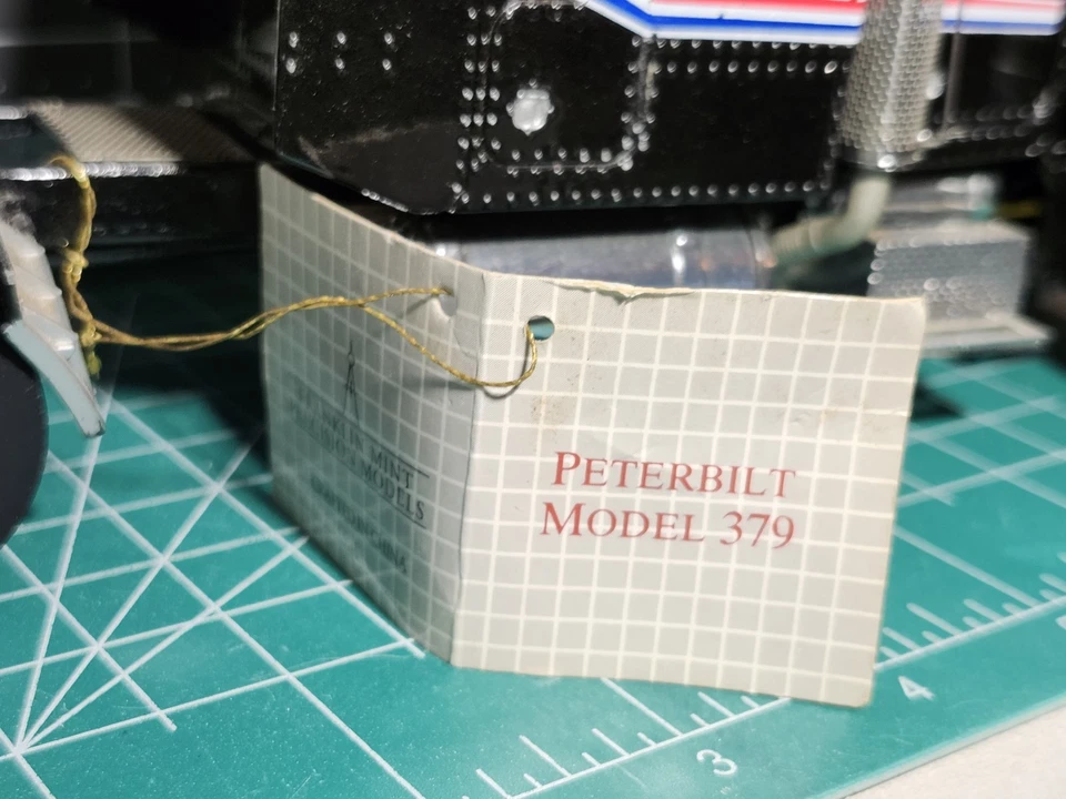1/32 Scale Peterbilt 379 Cab Tractor Franklin Mint Model Damaged *FOR PARTS* - Image 4 of 4