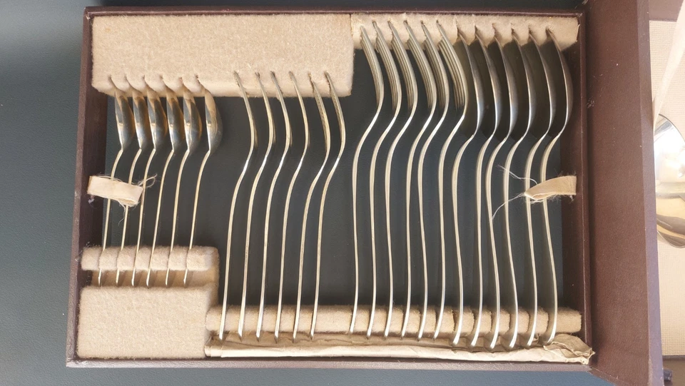 1930 / 40  SET COMPLETO POSATE FORCHETTE COLTELLI CON SCATOLA 37 PZ. IN  ALPACCA - Immagine 2 di 4