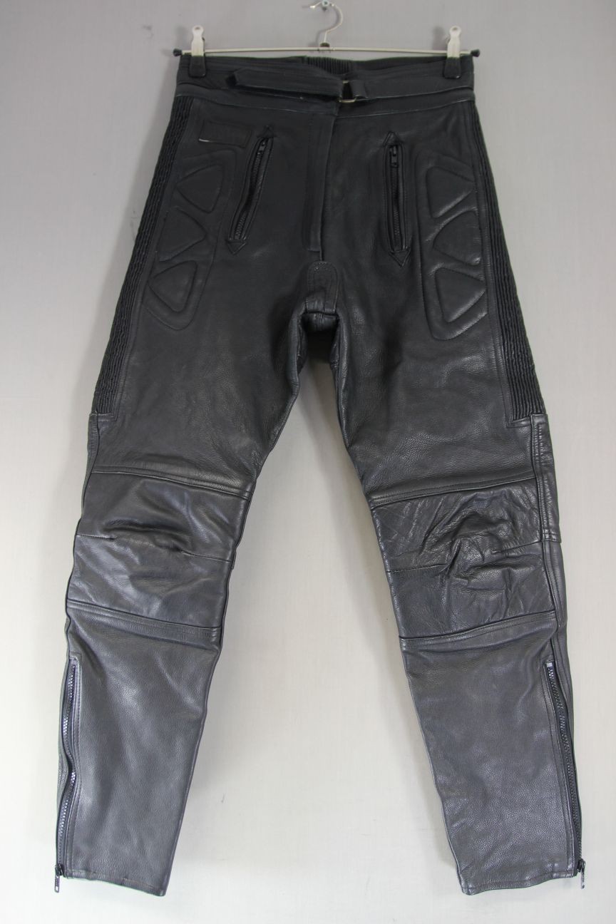 PANTALÓN MOTERO AKITO CUERO NEGRO TALLA 12: CINTURA 30 PULGADAS/INTERIOR PIERNA 28 PULGADAS