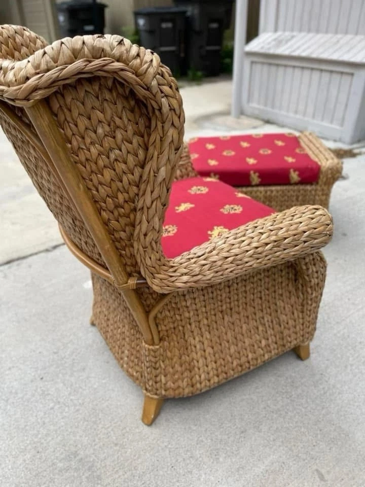 Silla de club y otomana de ratán con respaldo de ala Foto 2 de 4