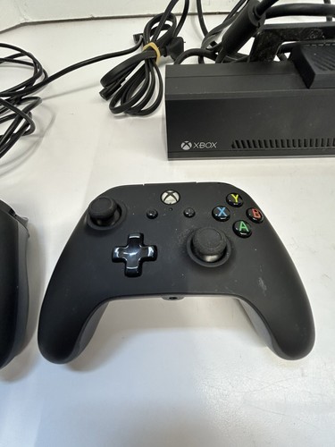Microsoft Xbox One Kinnect Black Sensor Bar Model 1520 Power 2 Wired Controllers - Picture 6 of 14