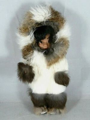Eskimo - Puppe, Nordamerika / Kanada, mit Kaninchenfell, 27 cm - Bild 1 von 2