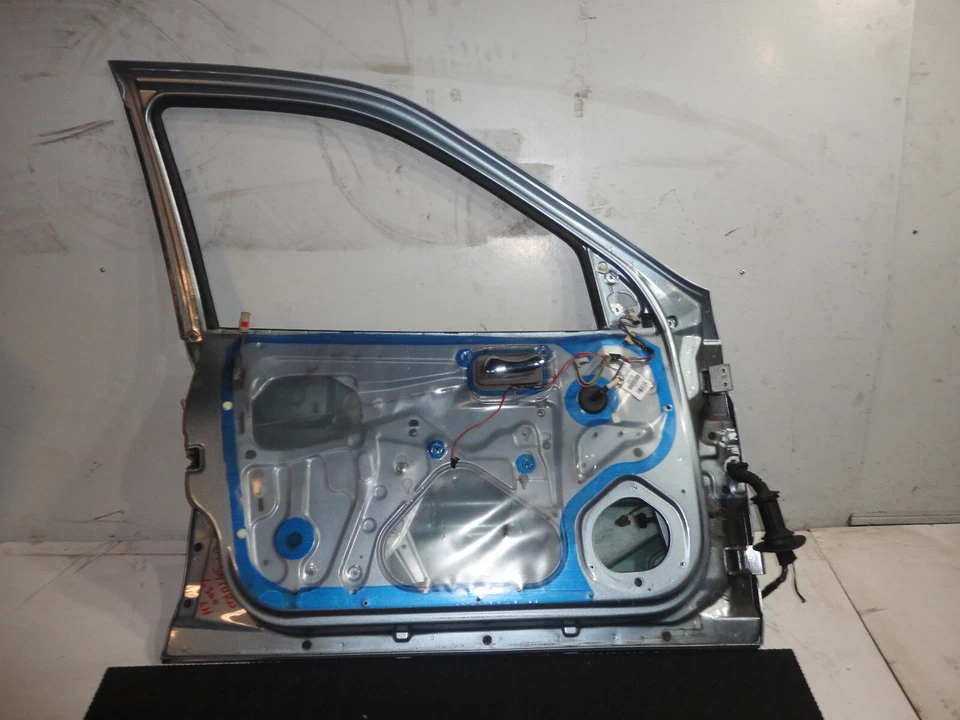 Saturn L300 2005 sedán puerta delantera izquierda lado del conductor carcasa azul hielo 42U U 725H Foto 3 de 4