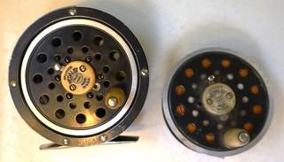 Medallista Pflueger Vintage Nº Carrete de mosca 1494 con carrete de repuesto funciona bien