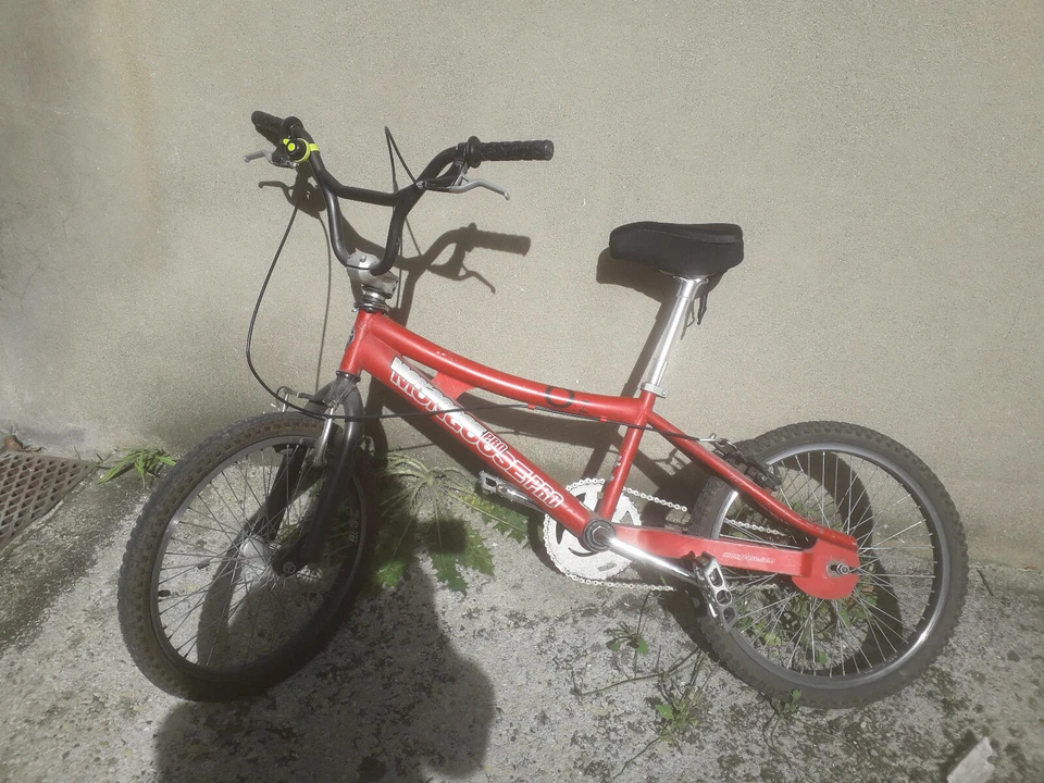  BMX rouge vintage Mongoose bon état, avec pegs - Photo 2/4