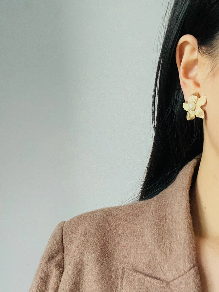 Christian Dior Años 80 Vintage Flor Blanco Redondo Perla Cristales Clip, Pendientes Foto 4 de 4