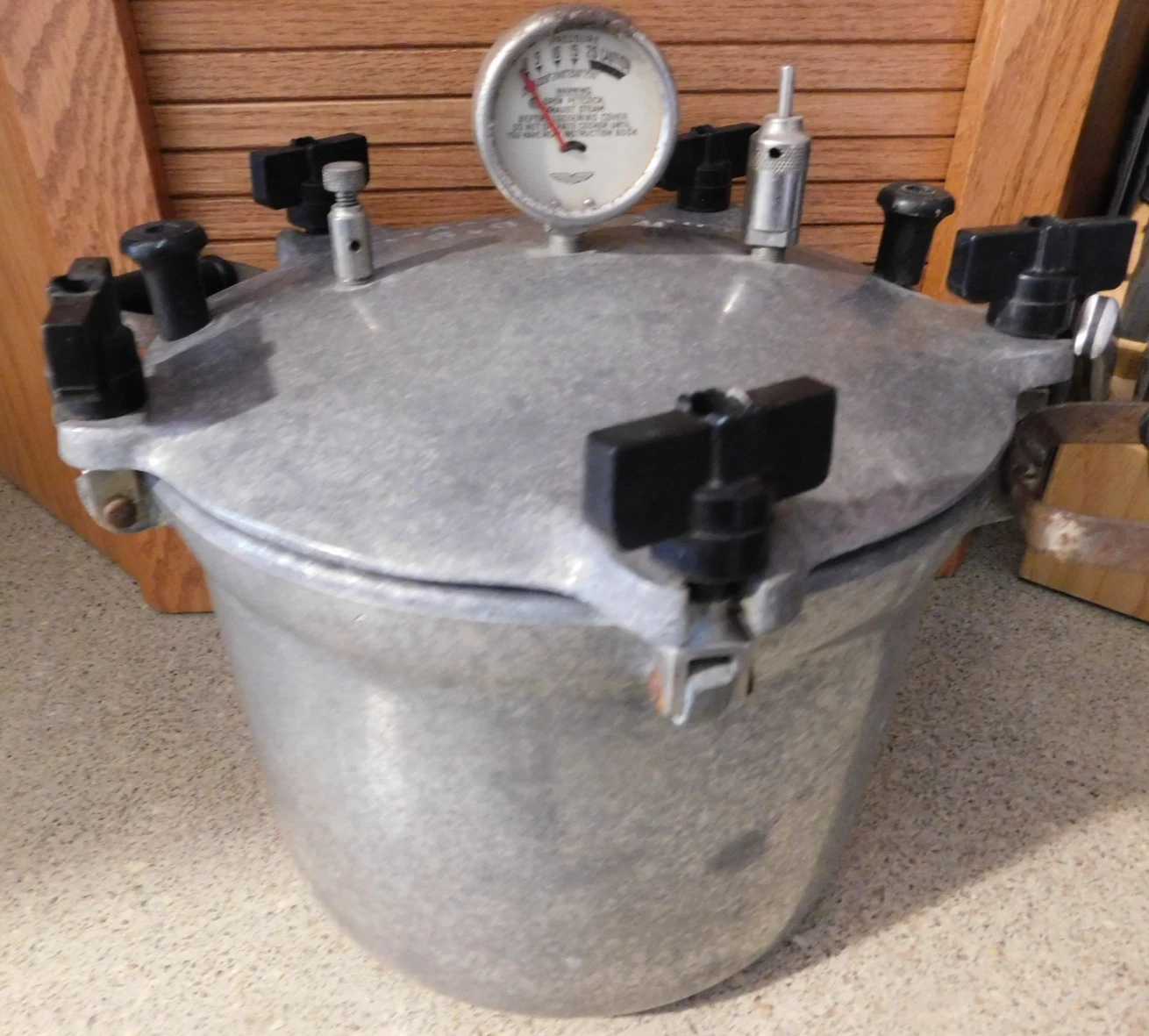 26-563 Vintage 8 Quart Aluminum Montgomery Ward Ward's Pressure Cooker w/Racks
Opens in a new window