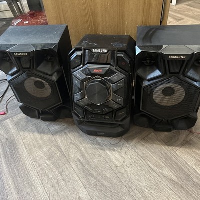 ist ein Samsung MX-J630 230W Giga Sound Mini Audio System
