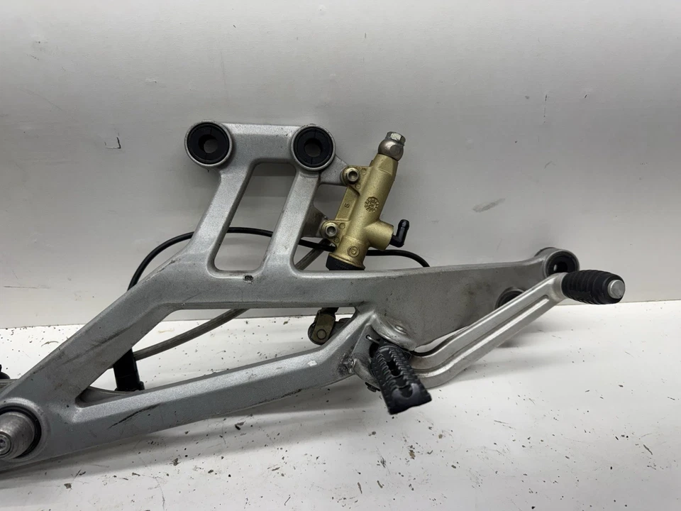 93-99 Ducati Monster 900 M900 1999 juego trasero derecho pedal pie soporte Foto 2 de 4