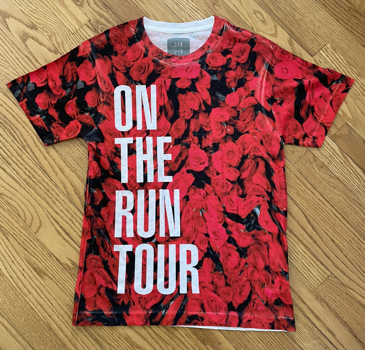 Beyonce On the run tour　Tシャツ Beyonce Jay Z On the Run Tour Tee Shirt Red Graphic Roses Small