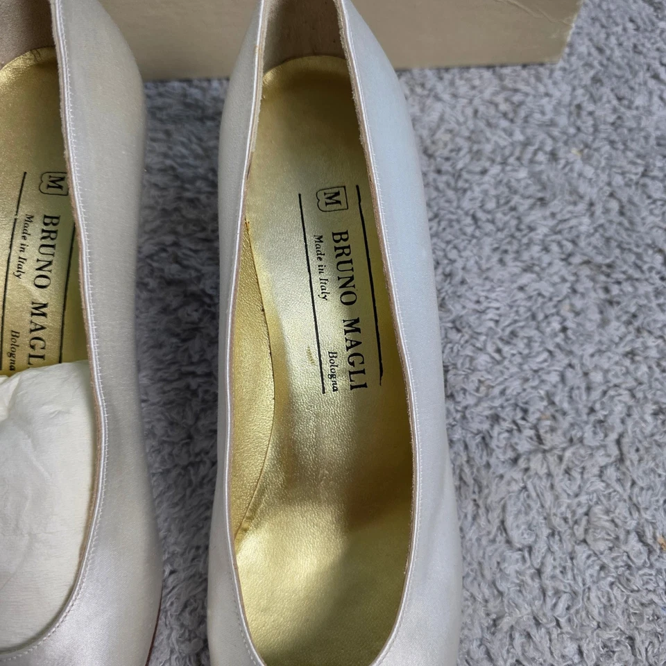 De colección NUEVO Bruno Magli Italiano Blanco Satinado Teñible Tacones 7.5 AA Estrechos Vestido Bombas Foto 4 de 4